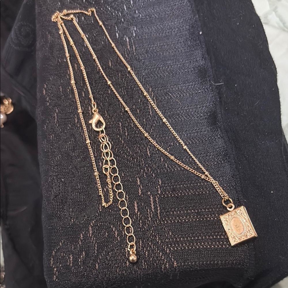 Gold Chain Bracelet with Elegant Detailing